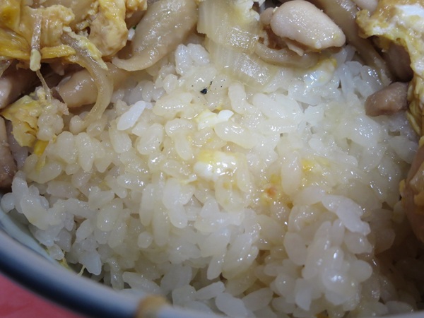 萬来軒の親子丼のご飯の近影画像