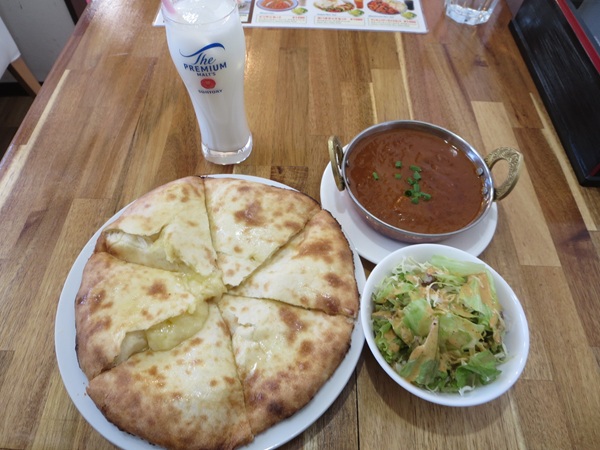 ヒマラヤキッチンのマトンカレー＆チーズナンの全体画像。