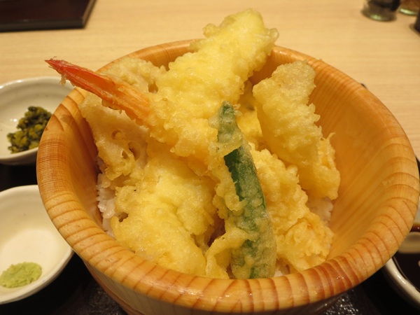 四六時中の海鮮天ぷらおひつごはんの天ぷらの近影画像。