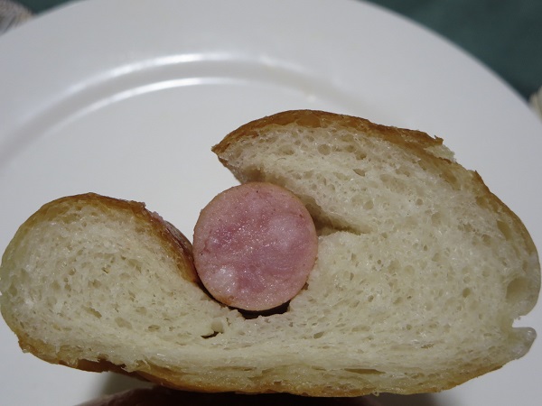 クロワッサンフレールの塩バター粗挽きフランクの断面の近影画像。