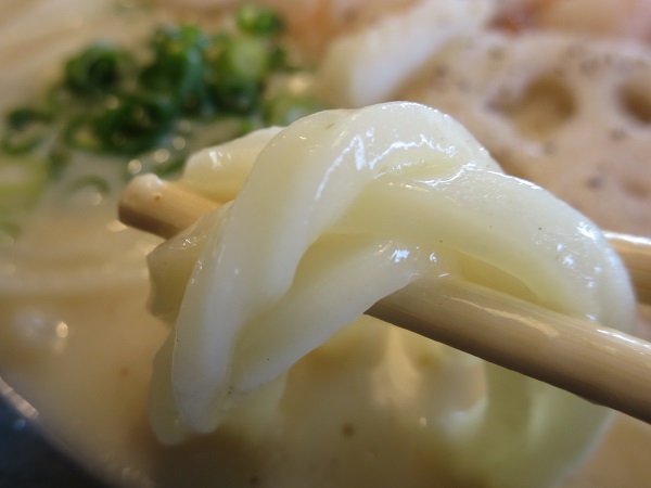 とんでんの海鮮ごろっと白いカレーうどんの麺の近影画像。