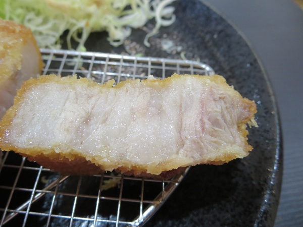 れのんの林SPFロースかつ定食（上ロース）のロースかつの断面の近影画像。