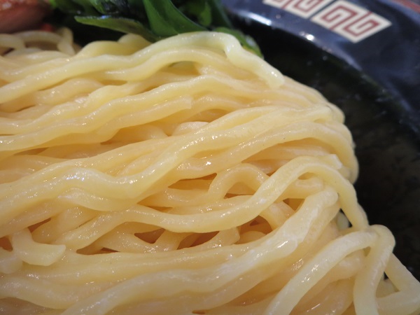 北海道らーめんみそ熊の味噌つけ麺の麺の近影画像。