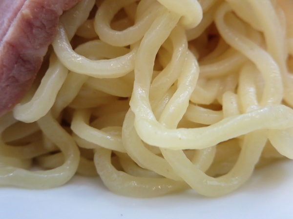 チャイナ厨房の冷し中華の麺の近影画像。