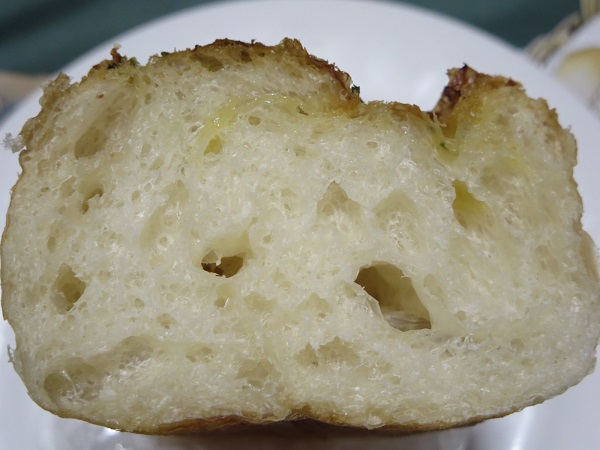 手作りほかふかパン メルシーの塩バターフランスパンの断面の近影画像。