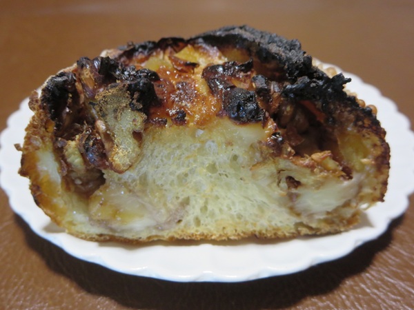 BAKERY＆cafe辰巳俱楽部のオレンジハニーチーズのトースト後の断面の近影画像。