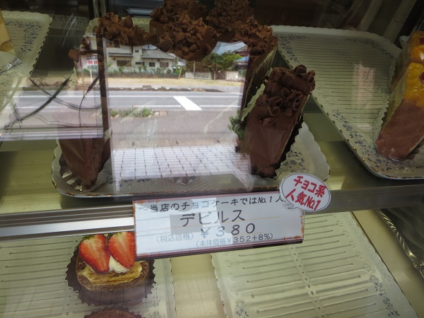 ドリアン洋菓子店のデビルスが陳列されているショーケース。