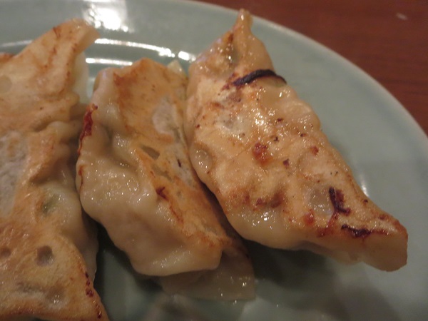 鴻福居の焼き餃子の近影写真。