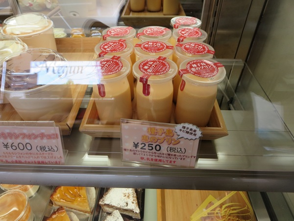パティスリーメグンの種子島恵のプリンが置かれている陳列棚。