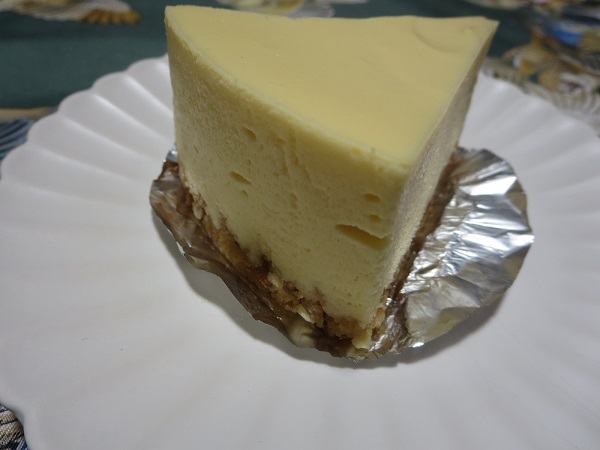 欧風菓子工房 カーメルのチーズタルトの別角度からの近影写真。