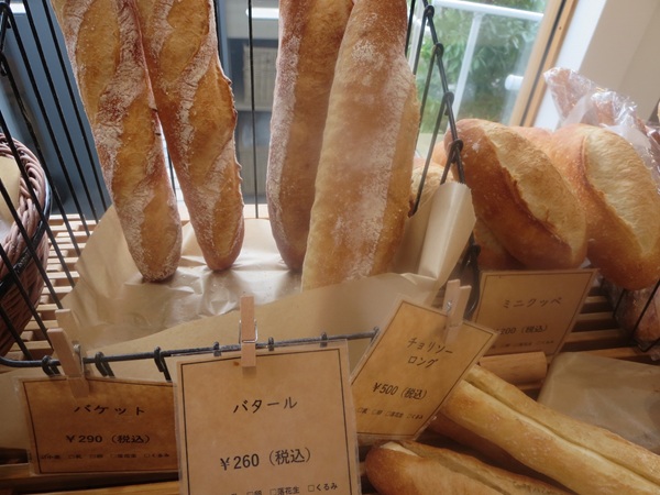 おおみやパンカフェのバタールが置かれている陳列棚。