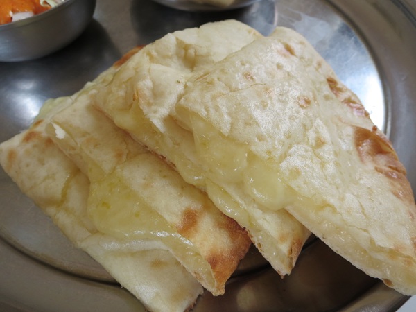 インドレストラン ディルクースのマトンカレー&チーズナンのチーズナンの近影画像。