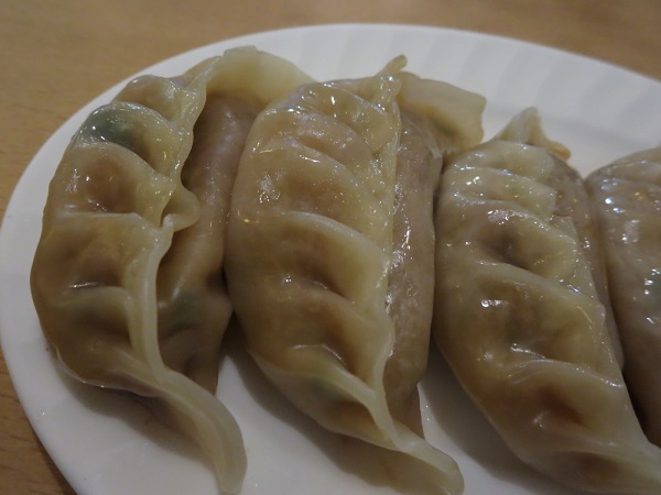 佳佳苑の自家製焼き餃子の焼き目が付いていない側の近影画像。