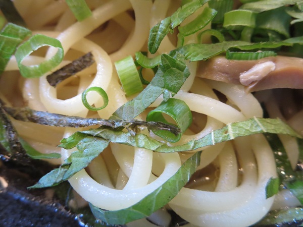 馬車道の田舎風スパゲッティの麺の近影画像。