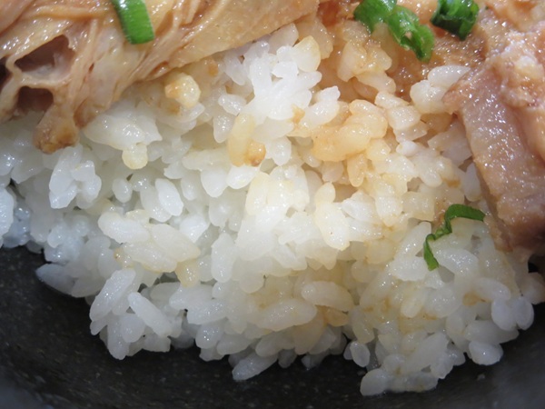 麺場 田所商店の特製スタミナ丼のご飯の近影写真。