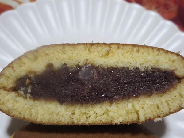 和菓子や 栗山菓舗の和菓子や 栗山菓舗のどら焼き（小倉）の断面の近影画像。