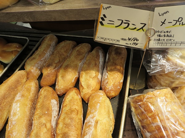 リヨンsudaトロワのミニフランスが置かれている陳列棚。