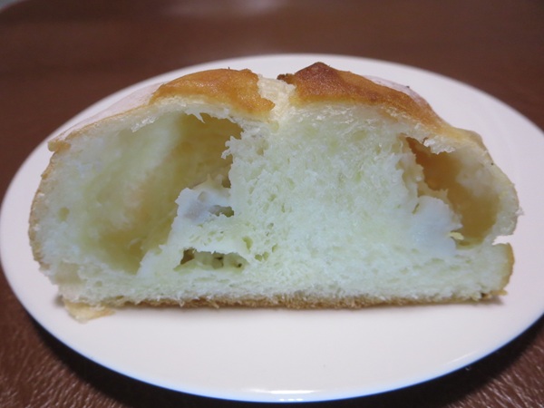 Warabeya Bakeryの里芋の香りの断面の近影画像。