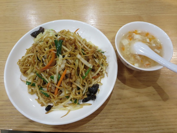晴晴飯店の上海焼きそばの全体画像。
