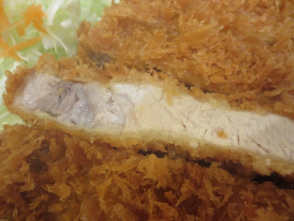 とんかつ 林のリブロースのロースかつの断面の近影画像。