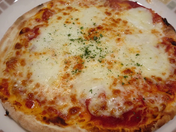 サイゼリヤのバッファローモッツァレラのピザの近影。