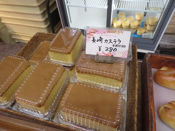 Fine Breadの長崎カステラが置かれている陳列棚。