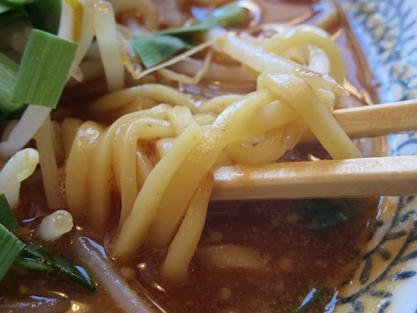 丸源ラーメンの熟成味噌ラーメンの麺の近影画像。