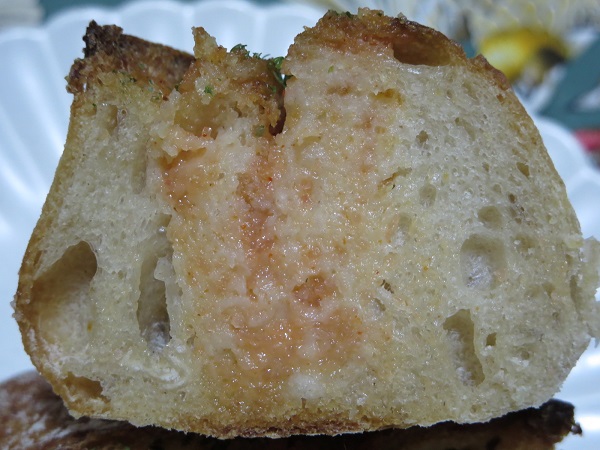 BundBakeryの明太フランスの断面の近影画像。
