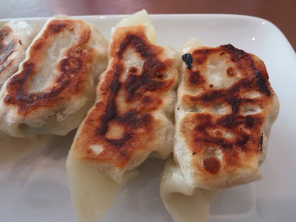 中華料理 TSUNAGIの自家製焼き野菜餃子の近影画像。