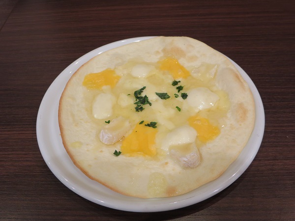 ポポラマーマのポポラマーマのたっぷりチーズピッツアハチミツがけの全体画像。