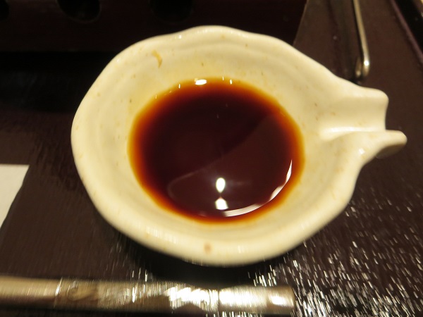 四六時中のとろ玉牛カルビ炙り飯のタレの近影画像。