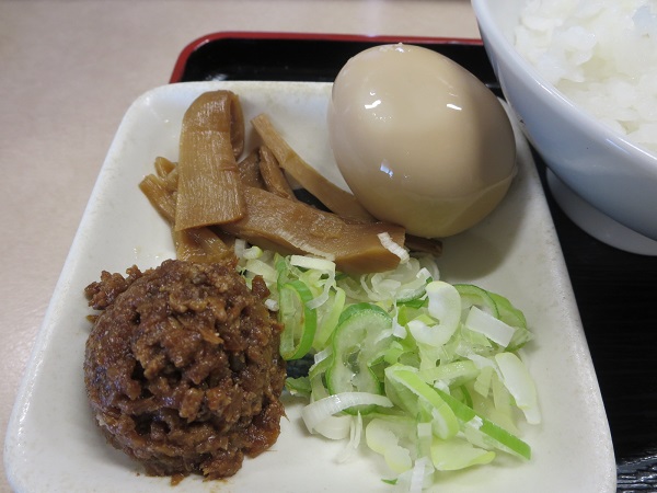 らいもんの冷しざる坦々麺の具材の近影画像。