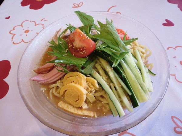 萬福の冷やし中華（ごまだれ）の全体画像。