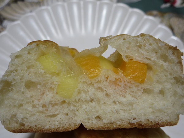 レンガのおうちのチーズパンの断面の近影画像。