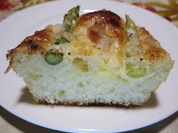 Fine Breadのアスパラベーコンの断面の近影画像。