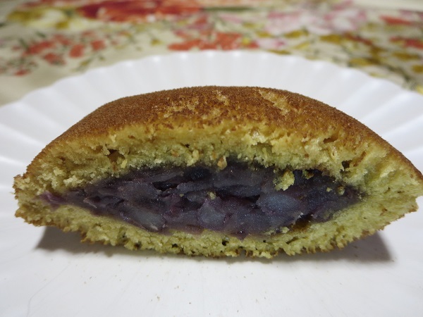 菓匠 ささやの黒糖どら焼きの断面の近影画像。