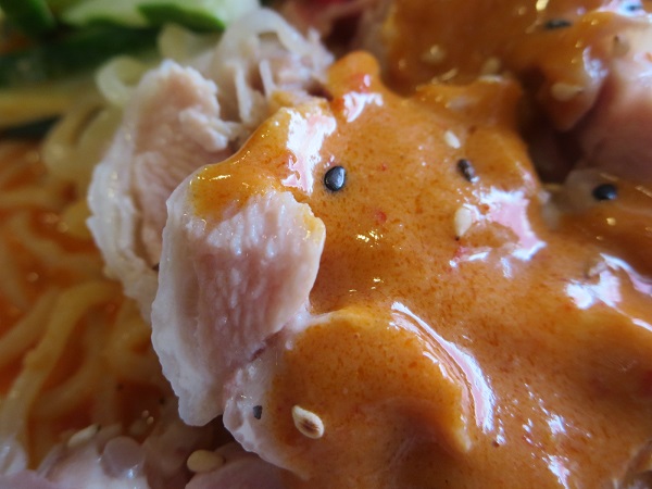 萬福の棒棒鶏冷麺の蒸し鶏の近影画像。