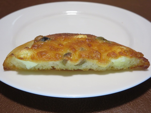 おおみやパンカフェのフォカッチャ(オリーブ・クリームチーズ)のトースト後の断面の近影画像。