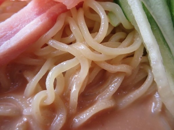 中華料理紅昇の冷やし中華の麺の近影画像。