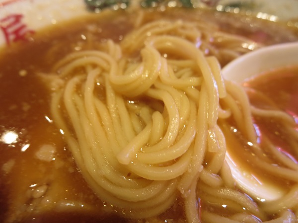 京都北白川ラーメン 魁力屋のみそラーメンの麺の近影画像。
