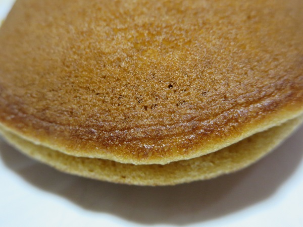菓匠 ささやの黒糖どら焼きの別角度からの近影画像。