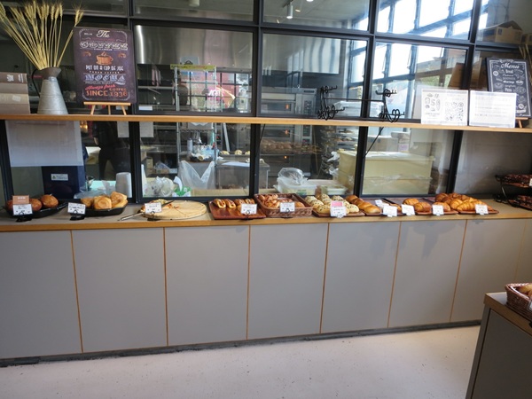 SANBON BAKERYの店内の様子。