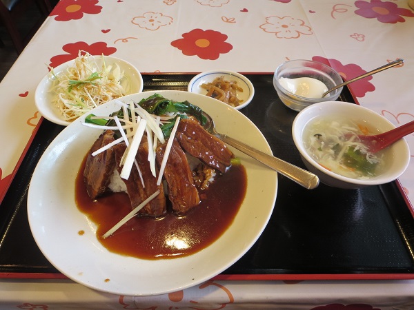 萬福の豚角煮丼の全体画像。