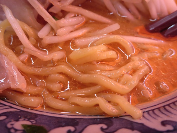 めん丸の丸味噌の麺の近影画像。