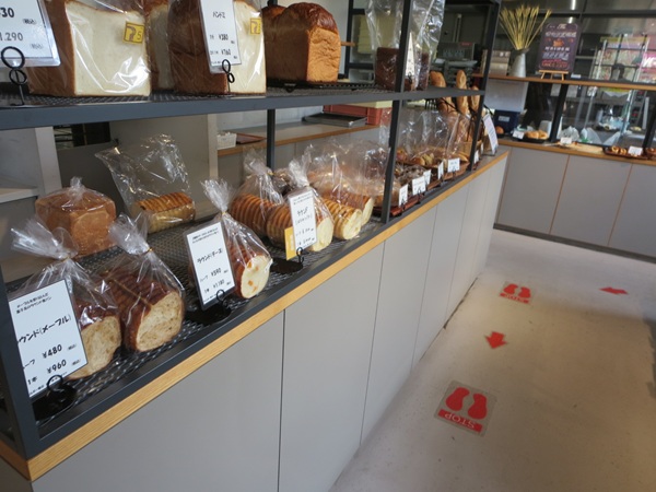 SANBON BAKERYの店内の様子。
