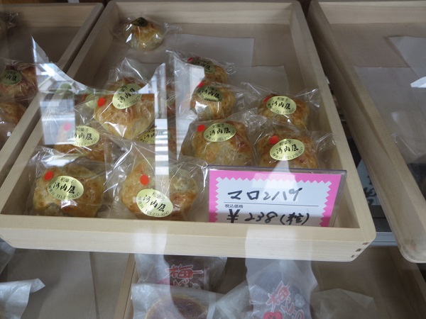 河内屋のマロンパイが置いてある陳列棚。