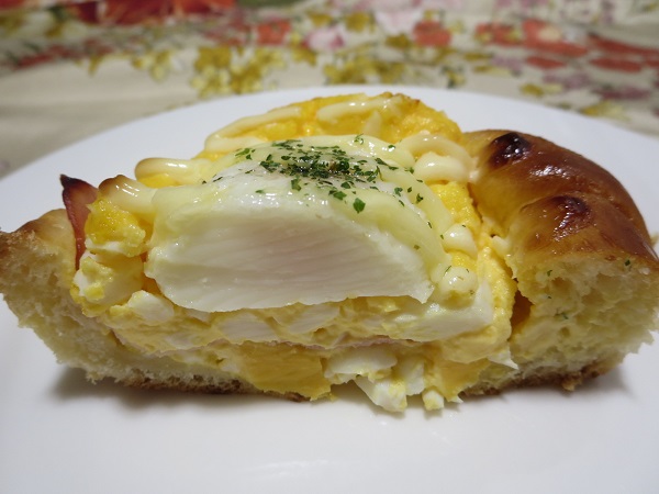 パン屋ジパングのベーコンエッグの断面の近影画像。