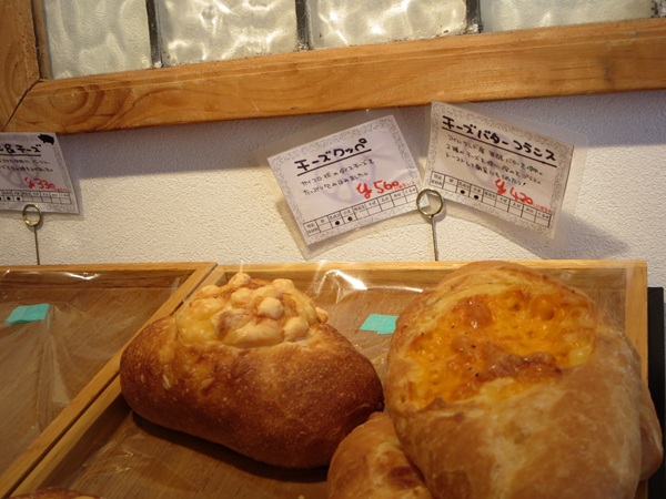 BAKERY 1960のチーズクッペが置かれている陳列棚。