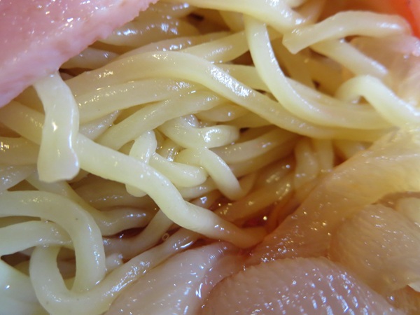 長春の冷し中華の麺の近影画像。