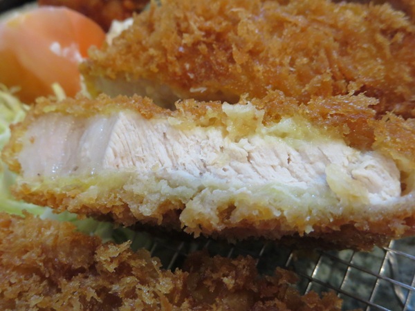 まこと家の特上ロースかつ定食の別の断面の近影画像。